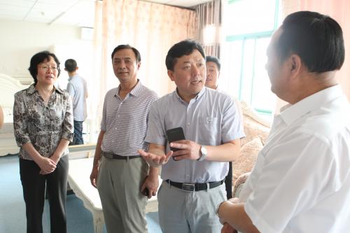 邓沛然同志,副市长李丽华同志在寇炳谦副秘书长,市卫生局回宝柱局长